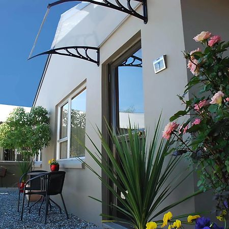 Almond Court Motel Александра Екстериор снимка
