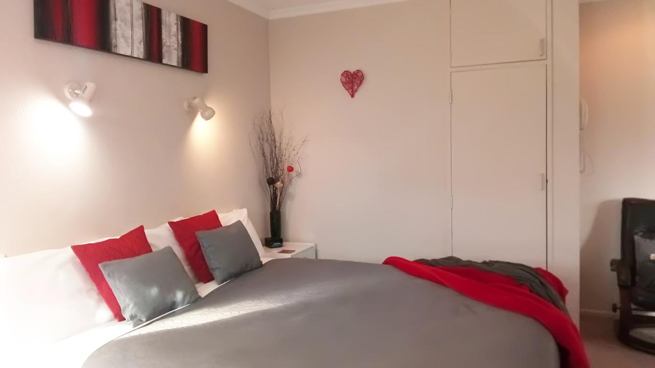 Almond Court Motel Александра Екстериор снимка