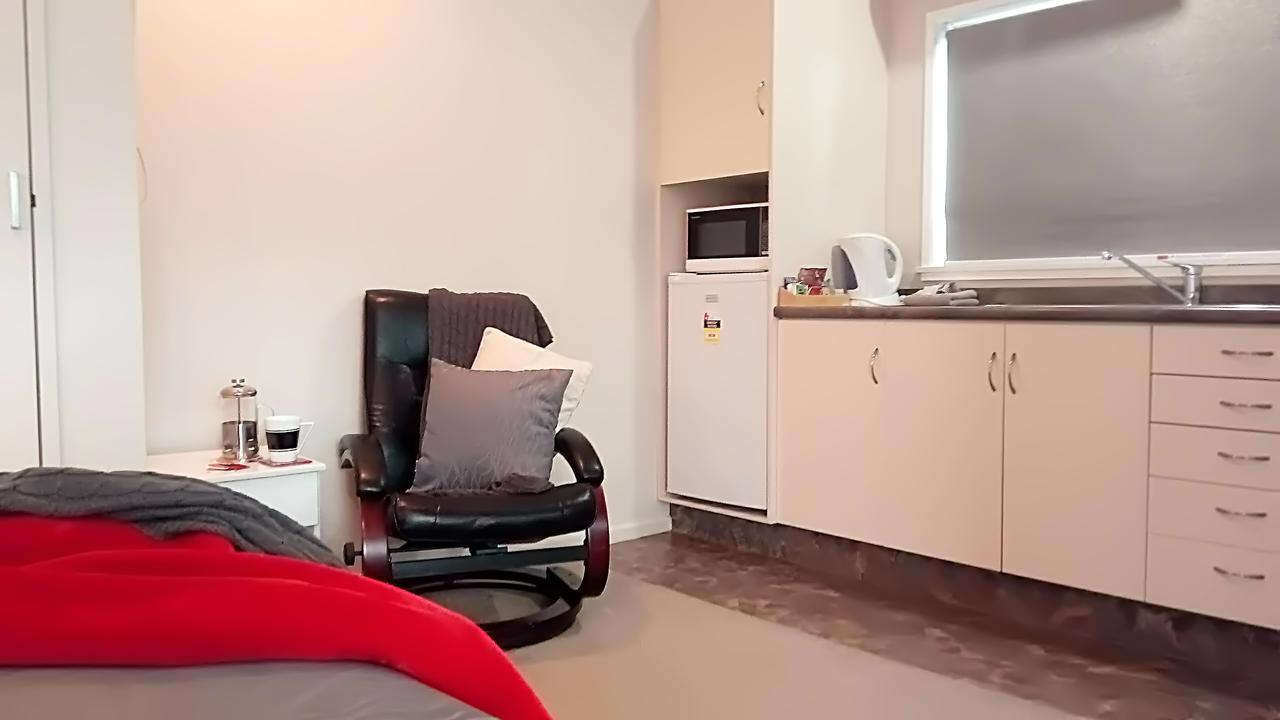 Almond Court Motel Александра Екстериор снимка