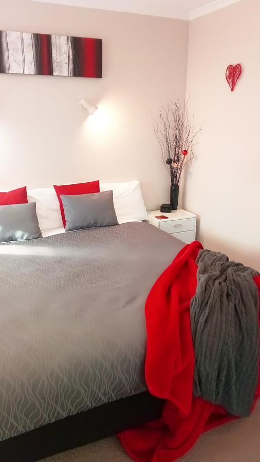 Almond Court Motel Александра Екстериор снимка