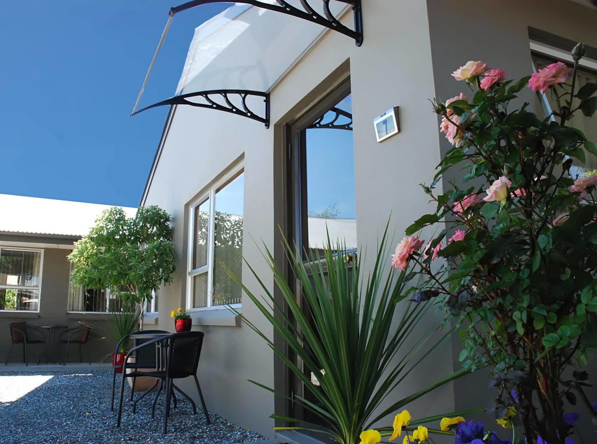 Almond Court Motel Александра Екстериор снимка