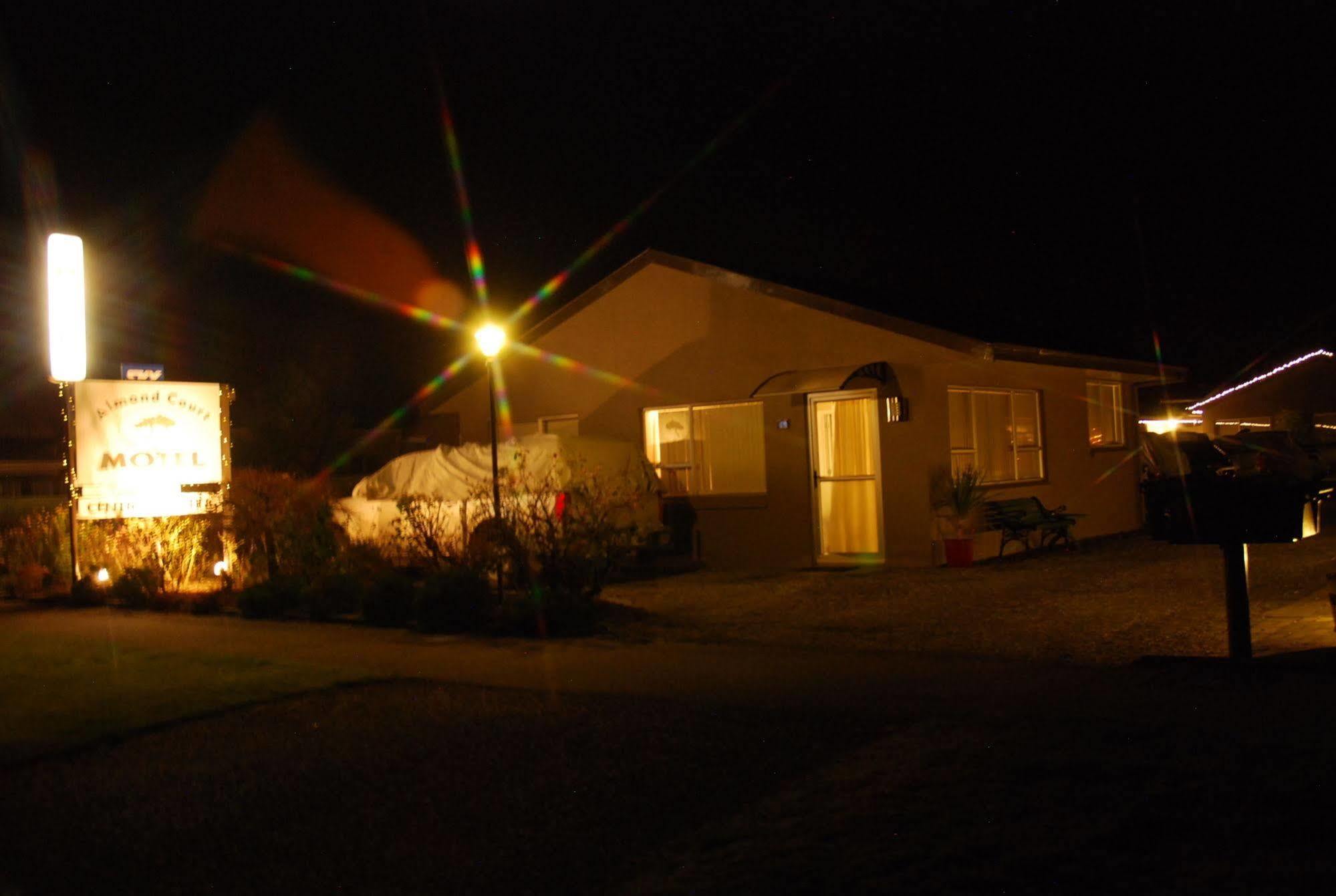 Almond Court Motel Александра Екстериор снимка