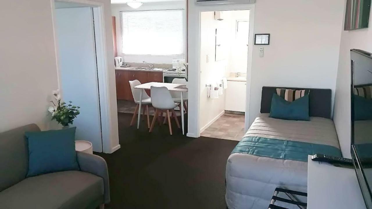 Almond Court Motel Александра Екстериор снимка