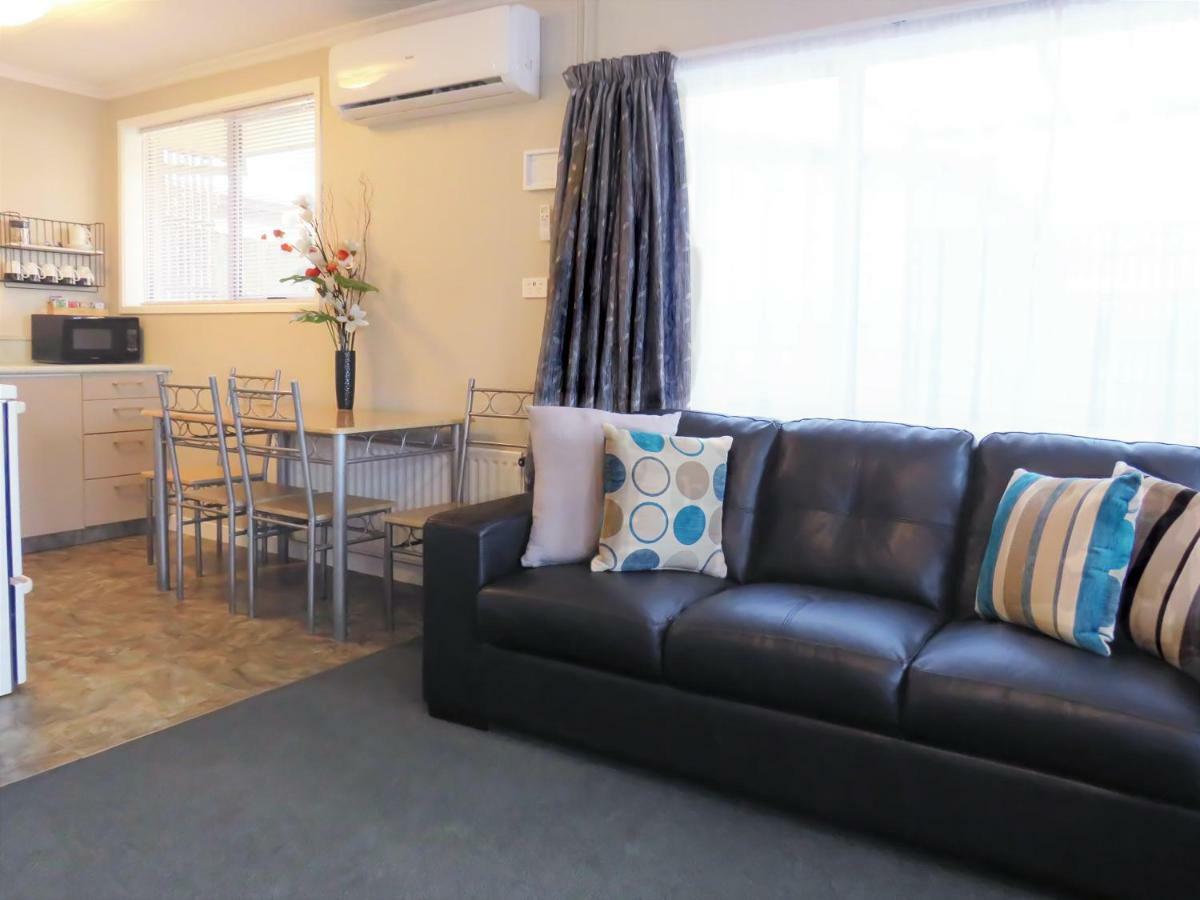 Almond Court Motel Александра Екстериор снимка