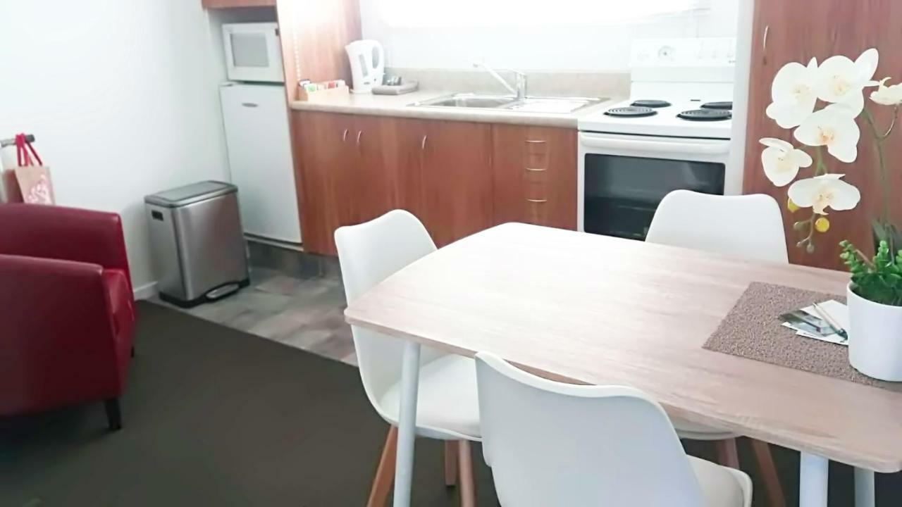 Almond Court Motel Александра Екстериор снимка