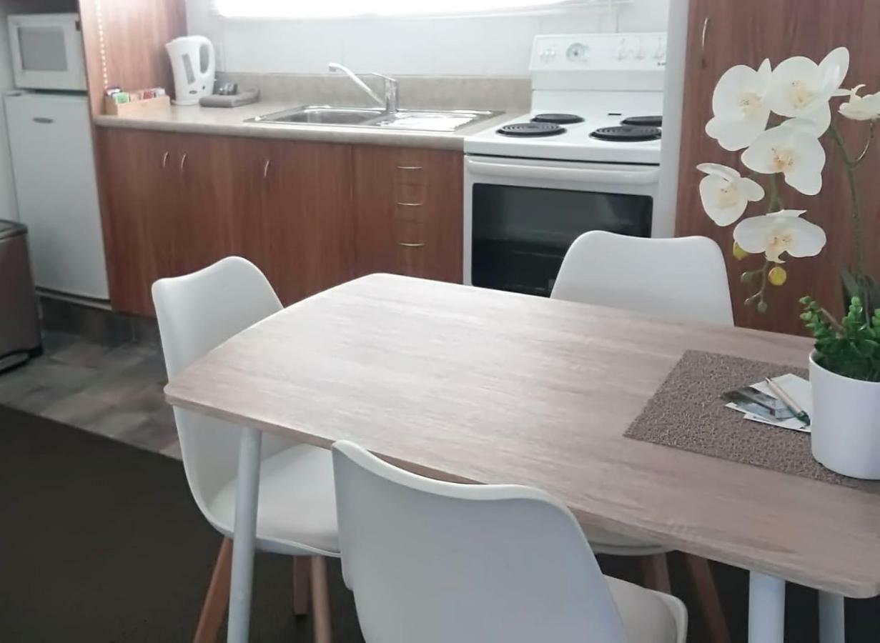Almond Court Motel Александра Екстериор снимка